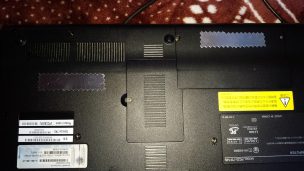 パソコン裏にアルミテープ