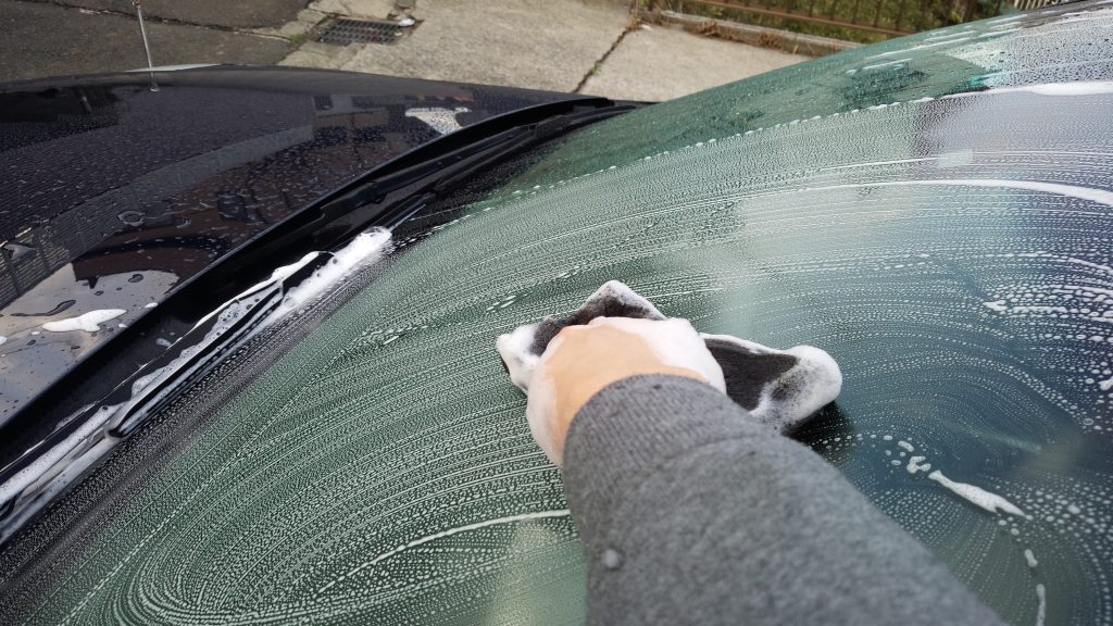 洗車作業フロントガラス